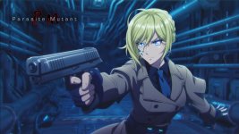 Das Bild zeigt eine stylische weibliche Figur, die mit einer Pistole in der Hand in einem futuristischen, düsteren Setting posiert. Die Protagonistin hat blonde Haare und trägt einen langen Mantel sowie eine Krawatte, was ihrem Aussehen einen coolen, professionellen Look verleiht. Ihre Gesichtszüge sind entschlossen und fokussiert, und ihr Blick scheint direkt auf den Betrachter gerichtet zu sein. Im Hintergrund sind technische Elemente und Rohre sichtbar, die eine aufregende, spannungsgeladene Atmosphäre schaffen. Der Titel des Spiels, „Parasite Mutant“, ist prominent im Bild platziert.