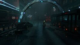 Das Bild zeigt eine düstere, futuristische Stadtlandschaft. Im Vordergrund steht eine junge Frau mit blonden Haaren, die auf einer regennassen Straße zwischen mehreren parkenden Fahrzeugen und einem Bus steht. Über ihr befindet sich ein großer, leuchtender Bogen, der den Eingang zu einer der bedrückenden Gassen markiert. Neonlichter auf den Gebäuden reflektieren sich im Wasser der Straße und tragen zur gespenstischen Atmosphäre bei. Die gesamte Szene vermittelt ein Gefühl von Isolation und Geheimnis in einer von Mutationen und Gefahren geprägten Umgebung.