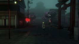 Das Bild zeigt eine düstere, verlassene Stadt mit mysteriöser Atmosphäre. Der Hintergrund ist von einer dichten Nebelwand umgeben, wodurch die Silhouetten von Gebäuden und einer monumentalen Struktur nur schwach erkennbar sind. Straße und Gehweg scheinen nass zu sein und reflektieren das schwache Licht von Laternen, die eine rötliche Farbnuance ausstrahlen. In der Mitte des Bildes steht eine blonde Figur mit einem Rucksack, die um sich blickt, während sie sich in dieser unheimlichen Umgebung befindet. Überall sind schemenhafte Merkmale, die an einen klassischen Horror-Look erinnern, mit exotischen Pflanzen und traditioneller Architektur. Die gesamte Szene vermittelt das Gefühl von Unsicherheit und entfaltet ein Gefühl von Abenteuer und Gefahr.