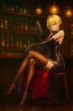 Das Bild zeigt eine stylisierte Figur einer Frau mit blonden Haaren, die in einem eleganten schwarzen Kleid und hohen Schuhen gekleidet ist. Sie sitzt selbstbewusst an einer Bar, hält eine Pistole in ihrer rechten Hand und blickt direkt in die Kamera. Ihre Outfitwahl strahlt sowohl Stil als auch Stärke aus. Der Hintergrund ist dunkler, mit unscharfen Lichtern und einer Barhintergrundstruktur, die eine gemütliche, aber geheimnisvolle Atmosphäre schafft. Die gesamte Komposition vermittelt einen Hauch von Spannung und Abenteuer, passend zum Kontext eines Science-Fiction-Horror-RPGs.