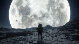 Das Bild zeigt eine düstere, mondhelle Landschaft. Im Vordergrund steht eine Figur, die einen großen Rucksack trägt und in Richtung eines gigantischen Vollmonds schaut, der den Nachthimmel dominiert. Der Boden ist felsig und uneben, was die karge, dystopische Atmosphäre unterstreicht. An der linken Bildseite ist etwas Unbestimmtes zu sehen, das in der Luft schwebt, während die gesamte Szene mit einem surrealen und mysteriösen Gefühl aufgeladen ist.
