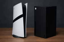 Das Bild zeigt die kommende Konsole von Sony, die PS5 Pro, links in einem modernen und futuristischen Design, sowie die Xbox Series X von Microsoft, die rechts in einem schlichten, rechteckigen Format dargestellt wird. Beide Konsolen sind vor einem dunklen Hintergrund platziert, was ihre Konturen und das Design hervorhebt. Die PS5 Pro hat eine auffällige weiße Farbgebung mit schwarzen Akzenten und kühler Optik, während die Xbox Series X in mattem Schwarz und einem minimalistischeren Look einfach gehalten ist. Es ist ein visuelles Duell der beiden neuesten Gaming-Systeme, das die Unterschiede in Design und Stil gut zur Geltung bringt.