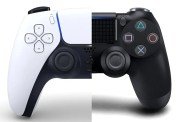 Das Bild zeigt zwei Spielkonsolen-Controller nebeneinander. Der linke Controller gehört zur PlayStation 5 und ist in einem modernen, weißen Design gehalten, während der rechte Controller zur PlayStation 4 gehört und in einem klassischen schwarzen Design erscheint. Beide Controller haben die typischen Tastenanordnungen und Steuersticks, die für die jeweiligen Konsolen charakteristisch sind. Der Kontrast zwischen den beiden Farben verdeutlicht die Entwicklung im Design der PlayStation-Controller.