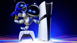 Das Bild zeigt eine stylische Präsentation der PlayStation 5 Konsole, flankiert von einem freundlichen, humanoiden Roboter und einem kleinen blauen Vogel als Begleiter. Der Roboter, der augenscheinlich für Spaß und Interaktion steht, hält den Vogel in den Armen und beide scheinen sich über die Konsole zu freuen. Im Hintergrund ist ein lebendiger Farbverlauf zu sehen, der das Bild dynamisch und ansprechend macht. Die Gesamtstimmung vermittelt Freude und Begeisterung für dieGaming-Welt, während die PS5 im Fokus steht.
