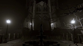 Das Bild zeigt eine düstere, geheimnisvolle Szene in einer Fantasiewelt. Im Vordergrund steht eine Statue auf einem Brunnen, umgeben von einer unheimlichen Atmosphäre. Dunkle, verdorrte Bäume ragen in den Himmel, und eine leicht neblige Umgebung verstärkt das Gefühl von Geheimnis und Gefahr. Im Hintergrund ist eine imposante, gotische Architektur zu sehen, die das Bild prägt und die düstere Stimmung unterstreicht. Straßenlaternen werfen schwaches Licht auf den Weg, wodurch die Szenerie sowohl einladend als auch beunruhigend wirkt. Diese Komposition spiegelt die thematische Richtung des Spiels wider, das sich auf intensive Kämpfe und erkundbare Lore konzentriert.
