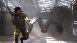 Das Bild zeigt eine dynamische Szene aus dem Spiel ARC Raiders. In der Mitte ist eine Figur in einem gelben Anzug zu sehen, die eine Waffe in der Hand hält und sich in einer actionreichen Pose befindet. Neben ihr steht ein mechanisches Wesen mit zwei Armen, das einen runden Körper mit einem roten Punkt hat. Die Umgebung wirkt industriell, mit hohen Decken und sichtbarem Licht, das durch Fenster strömt. Der Boden ist staubig, was auf eine verwüstete Umgebung hinweist. Insgesamt vermittelt das Bild einen Eindruck von Aufregung und Abenteuer in einer futuristischen Welt.