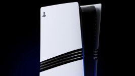 Das Bild zeigt eine stylische Spielekonsole in einem futuristischen Design. Die Konsole hat eine überwiegend weiße Oberfläche mit schwarzen Akzenten und einer eleganten, kurvenreichen Form. Die Seiten sind leicht geschwungen, und es gibt einige markante horizontale Streifen, die dem Gerät ein modernes Aussehen verleihen. Der Hintergrund ist dunkel, was die Konsole hervorhebt und ihr ein technisches Flair verleiht. Diese Designmerkmale könnten darauf hindeuten, dass es sich um die neueste Generation von Spielkonsolen handelt.