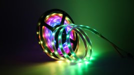 Das Bild zeigt eine Rolle mit bunten RGB-LED-Stripes, die in verschiedenen Farben leuchten. Die Lichter sind spiralförmig angeordnet und strahlen ein lebendiges Farbenspiel aus, das für eine stimmungsvolle Atmosphäre sorgt. Der Hintergrund ist dunkel gehalten, was die Farben der LEDs besonders zur Geltung bringt. Diese Art von Beleuchtung eignet sich hervorragend zur Verschönerung von Gaming-Setups und sorgt für einen individuellen Touch. Das Bild zeigt eine Rolle mit bunten RGB-LED-Stripes, die in verschiedenen Farben leuchten. Die Lichter sind spiralförmig angeordnet und strahlen ein lebendiges Farbenspiel aus, das für eine stimmungsvolle Atmosphäre sorgt. Der Hintergrund ist dunkel gehalten, was die Farben der LEDs besonders zur Geltung bringt. Diese Art von Beleuchtung eignet sich hervorragend zur Verschönerung von Gaming-Setups und sorgt für einen individuellen Touch.