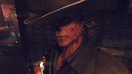 Das Bild zeigt eine humanoide Figur mit einer stark deformierten Haut, die an eine Art Skelett oder Zombie erinnert, bekleidet mit einem Hut und einem Hemd. Der Hintergrund ist düster und hat eine karge Einrichtung, die an eine Bar oder einen schäbigen Raum erinnert, mit Getränken und einem Tisch. Der Ausdruck der Figur ist neutral, wobei der Fokus auf den Details des Gesichts und den unterschiedlichen Texturen der Haut liegt. Die gesamte Szene vermittelt eine post-apokalyptische Atmosphäre, die typisch für das Fallout-Universum ist. Das Bild zeigt eine humanoide Figur mit einer stark deformierten Haut, die an eine Art Skelett oder Zombie erinnert, bekleidet mit einem Hut und einem Hemd. Der Hintergrund ist düster und hat eine karge Einrichtung, die an eine Bar oder einen schäbigen Raum erinnert, mit Getränken und einem Tisch. Der Ausdruck der Figur ist neutral, wobei der Fokus auf den Details des Gesichts und den unterschiedlichen Texturen der Haut liegt. Die gesamte Szene vermittelt eine post-apokalyptische Atmosphäre, die typisch für das Fallout-Universum ist.