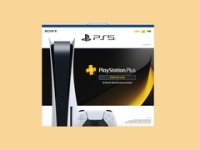 Das Bild zeigt die Verpackung für eine PlayStation 5 Konsole zusammen mit einem PlayStation Plus Premium Abo. Die Verpackung hebt das Design der Konsole hervor, das modern und futuristisch wirkt. Der Fokus liegt auf der Konsole selbst, die prominent abgebildet ist, und auf dem PlayStation Plus Logo, das die Vorteile des Abonnements signalisiert. Zudem sind farbliche Akzente in Gelb und Blau zu sehen, die den visuellen Eindruck verstärken und den Markencharakter unterstreichen. Die Gesamtästhetik vermittelt ein Gefühl von Innovation und Zugang zu einer Welt voller Spiele. Das Bild zeigt die Verpackung für eine PlayStation 5 Konsole zusammen mit einem PlayStation Plus Premium Abo. Die Verpackung hebt das Design der Konsole hervor, das modern und futuristisch wirkt. Der Fokus liegt auf der Konsole selbst, die prominent abgebildet ist, und auf dem PlayStation Plus Logo, das die Vorteile des Abonnements signalisiert. Zudem sind farbliche Akzente in Gelb und Blau zu sehen, die den visuellen Eindruck verstärken und den Markencharakter unterstreichen. Die Gesamtästhetik vermittelt ein Gefühl von Innovation und Zugang zu einer Welt voller Spiele.