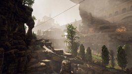 Das Bild zeigt eine beeindruckende, nebelige Landschaft, die von antiken Ruinen und steilen Felsen geprägt ist. Im Hintergrund sind ein paar Gebäude mit klassischer Architektur zu sehen, umgeben von üppiger Vegetation. Die Szenerie vermittelt ein geheimnisvolles und mystisches Gefühl, das zum Erforschen einlädt. Das Licht ist sanft und schafft eine fast träumerische Atmosphäre, die das antike Setting unterstreicht. Diese visuelle Darstellung passt perfekt zum Thema des Spiels, das sich mit einer mysteriösen Stadt und Zeitreisen beschäftigt. Das Bild zeigt eine beeindruckende, nebelige Landschaft, die von antiken Ruinen und steilen Felsen geprägt ist. Im Hintergrund sind ein paar Gebäude mit klassischer Architektur zu sehen, umgeben von üppiger Vegetation. Die Szenerie vermittelt ein geheimnisvolles und mystisches Gefühl, das zum Erforschen einlädt. Das Licht ist sanft und schafft eine fast träumerische Atmosphäre, die das antike Setting unterstreicht. Diese visuelle Darstellung passt perfekt zum Thema des Spiels, das sich mit einer mysteriösen Stadt und Zeitreisen beschäftigt.