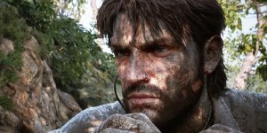 Das Bild zeigt eine nahe Ansicht eines männlichen Charakters mit zerzausten, dunklen Haaren und einem Bart. Sein Gesicht ist schmutzverkrustet, was auf eine rauhe Umgebung oder eine Überlebenssituation hindeutet. Intensive Schatten fallen über seine Mimik, die eine Mischung aus Entschlossenheit und Anspannung vermittelt. Im Hintergrund sind verschwommene grüne Pflanzen und Felsen zu erkennen, die die natürliche Umgebung des Charakters betonen. Es vermittelt ein Gefühl von Gefahr und dem Bedürfnis, sich in einer herausfordernden Situation zurechtzufinden. Das Bild zeigt eine nahe Ansicht eines männlichen Charakters mit zerzausten, dunklen Haaren und einem Bart. Sein Gesicht ist schmutzverkrustet, was auf eine rauhe Umgebung oder eine Überlebenssituation hindeutet. Intensive Schatten fallen über seine Mimik, die eine Mischung aus Entschlossenheit und Anspannung vermittelt. Im Hintergrund sind verschwommene grüne Pflanzen und Felsen zu erkennen, die die natürliche Umgebung des Charakters betonen. Es vermittelt ein Gefühl von Gefahr und dem Bedürfnis, sich in einer herausfordernden Situation zurechtzufinden.