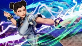 Das Bild zeigt Chun-Li, eine ikonische Kämpferin aus der Videospielreihe, in einer dynamischen Pose. Sie trägt ein elegantes, chinesisch inspiriertes Outfit, das in hellen Farbtönen gestaltet ist. Ihr Gesichtsausdruck ist entschlossen und konzentriert, während sie eine ihrer charakteristischen Bewegungen ausführt. Im Hintergrund sind energetische visuelle Effekte zu sehen, die die aufregende Atmosphäre des Spiels unterstreichen. Der Schriftzug am unteren Rand weist darauf hin, dass das gezeigte Gameplay noch in der Entwicklung ist. Das Bild zeigt Chun-Li, eine ikonische Kämpferin aus der Videospielreihe, in einer dynamischen Pose. Sie trägt ein elegantes, chinesisch inspiriertes Outfit, das in hellen Farbtönen gestaltet ist. Ihr Gesichtsausdruck ist entschlossen und konzentriert, während sie eine ihrer charakteristischen Bewegungen ausführt. Im Hintergrund sind energetische visuelle Effekte zu sehen, die die aufregende Atmosphäre des Spiels unterstreichen. Der Schriftzug am unteren Rand weist darauf hin, dass das gezeigte Gameplay noch in der Entwicklung ist.