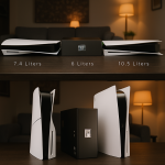 Das Bild zeigt einen Vergleich zwischen drei verschiedenen PlayStation 5 Modellen in Bezug auf deren Größe. Auf der linken Seite ist die größere Standard-PS5 mit einem Volumen von 7,4 Litern, in der Mitte befindet sich die kompakte Tiny PS5 Redux mit einem Volumen von 6 Litern, und rechts steht eine weitere Variante mit 10,5 Litern. Alle Modelle sind in einer ähnlichen Position angeordnet, um die Unterschiede in der Höhe und Breite deutlich zu machen. Der Hintergrund ist unscharf und wurde in sanften Farben beleuchtet, während die Geräte auf einer blauen Unterlage platziert sind. Das Bild vermittelt den Eindruck, dass die Tiny PS5 Redux eine platzsparende und stilvolle Alternative zur Standardversion darstellt. Das Bild zeigt einen Vergleich zwischen drei verschiedenen PlayStation 5 Modellen in Bezug auf deren Größe. Auf der linken Seite ist die größere Standard-PS5 mit einem Volumen von 7,4 Litern, in der Mitte befindet sich die kompakte Tiny PS5 Redux mit einem Volumen von 6 Litern, und rechts steht eine weitere Variante mit 10,5 Litern. Alle Modelle sind in einer ähnlichen Position angeordnet, um die Unterschiede in der Höhe und Breite deutlich zu machen. Der Hintergrund ist unscharf und wurde in sanften Farben beleuchtet, während die Geräte auf einer blauen Unterlage platziert sind. Das Bild vermittelt den Eindruck, dass die Tiny PS5 Redux eine platzsparende und stilvolle Alternative zur Standardversion darstellt.