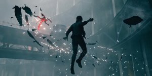 Das Bild zeigt eine dynamische Szene aus dem Spiel Control. Im Vordergrund ist eine Figur zu sehen, die sich in einer kraftvollen Pose befindet und im Sprung scheinbar Telekinese einsetzt. Um sie herum schweben Objekte und Trümmer in der Luft, die durch ihre Macht bewegt werden. Im Hintergrund ist eine futuristische Umgebung angedeutet, die eine mysteriöse und bedrohliche Stimmung vermittelt. Die Farbpalette ist überwiegend kühl, mit Blau- und Grautönen, was dem gesamten Bild einen ethereal und spannenden Charakter verleiht.