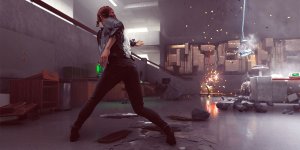 Das Bild zeigt eine dynamische Szene aus dem Videospiel Control, in der die Protagonistin eine kraftvolle Pose einnimmt. Sie scheint eine telekinetische Fähigkeit zu nutzen, um Objekte in der Umgebung zu manipulieren. Im Hintergrund sind Bruchstücke und Explosionen zu sehen, die die actionreiche Atmosphäre des Spiels unterstreichen. Die Umgebung ist modern und minimalistisch gestaltet, mit Anzeichen von Zerstörung und Chaos, was die mysteriöse und spannende Handlung des Spiels widerspiegelt. Die Beleuchtung trägt zur spannungsgeladenen Stimmung bei und hebt die Details der Szene hervor.