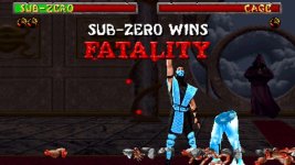Auf dem Bild sieht man eine Spielsituation aus Mortal Kombat, in der der Charakter Sub-Zero siegreich ist und einen Fatality ausführt. Der Hintergrund zeigt eine finstere, mystische Umgebung, während der Text SUB-ZERO WINS FATALITY deutlich hervorgehoben ist. Sub-Zero hebt seine Hände triumphierend in die Luft, um seinen Sieg zu feiern, während im Vordergrund die Überreste des besiegten Gegners sichtbar sind. Die Darstellung vermittelt eine nostalgische Atmosphäre und betont den gewalttätigen Stil des Spiels. Auf dem Bild sieht man eine Spielsituation aus Mortal Kombat, in der der Charakter Sub-Zero siegreich ist und einen Fatality ausführt. Der Hintergrund zeigt eine finstere, mystische Umgebung, während der Text SUB-ZERO WINS FATALITY deutlich hervorgehoben ist. Sub-Zero hebt seine Hände triumphierend in die Luft, um seinen Sieg zu feiern, während im Vordergrund die Überreste des besiegten Gegners sichtbar sind. Die Darstellung vermittelt eine nostalgische Atmosphäre und betont den gewalttätigen Stil des Spiels.