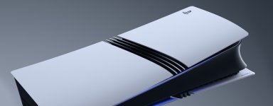 Das Bild zeigt eine PlayStation 5 Konsole in einem minimalistischen und modernen Design. Die Konsole hat eine glänzende weiße Oberfläche mit schwarzen Akzenten und besteht aus sanften, geschwungenen Linien. Sie ist auf einem neutralen Hintergrund platziert, der den Fokus auf das Gerät legt. Die charakteristischen Lüftungsschlitze auf der Oberseite sind gut sichtbar, und das PlayStation Logo ist ebenfalls zu erkennen. Insgesamt vermittelt das Bild einen technologischen und futuristischen Eindruck.