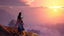 Das Bild zeigt eine beeindruckende Landschaft, in der ein Krieger mit langem, dunklem Haar auf einem Felsen steht und in die Ferne schaut. Der Krieger trägt traditionelle Kleidung und hat ein Schwert an seiner Seite. Im Hintergrund erstrahlt die Sonne am Horizont und taucht die Szenerie in sanfte, warme Farben. Nebel umschließt die Landschaft und verstärkt die mystische Atmosphäre, die an ein historisches oder fantastisches Setting erinnert. Der gesamte Anblick vermittelt ein Gefühl von Ruhe und Entschlossenheit.