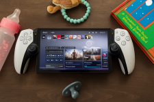 Das Bild zeigt ein PlayStation Portal, das auf einem Tisch platziert ist. Neben dem Gerät liegen eine Babyflasche und ein Schnuller, was auf den Alltag eines Elternteils hinweist. Im Hintergrund ist ein farbenfrohes Kinderbuch zu sehen. Das Display des Portals zeigt eine Gaming-Oberfläche mit mehreren Spieletiteln und Informationen. Die Controller an den Seiten des Geräts sind im typischen PlayStation-Design gehalten. Der gesamte Aufbau vermittelt eine gemütliche Atmosphäre und zeigt, wie das Gerät in den Alltag integriert werden kann. Das Bild zeigt ein PlayStation Portal, das auf einem Tisch platziert ist. Neben dem Gerät liegen eine Babyflasche und ein Schnuller, was auf den Alltag eines Elternteils hinweist. Im Hintergrund ist ein farbenfrohes Kinderbuch zu sehen. Das Display des Portals zeigt eine Gaming-Oberfläche mit mehreren Spieletiteln und Informationen. Die Controller an den Seiten des Geräts sind im typischen PlayStation-Design gehalten. Der gesamte Aufbau vermittelt eine gemütliche Atmosphäre und zeigt, wie das Gerät in den Alltag integriert werden kann.