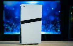 Das Bild zeigt eine PS5 Pro Konsole auf einem Tisch. Die Konsole hat ein modernes, elegantes Design in Weiß mit schwarzen Akzenten. Im Hintergrund ist ein unscharfer blauer Bildschirm zu sehen, der eine bläuliche, glitzernde Atmosphäre vermittelt. Die Konsole wird durch eine sanfte Beleuchtung hervorgehoben, die ihren futuristischen Look unterstreicht. Insgesamt vermittelt das Bild einen Eindruck von High-Tech und Gaming-Exzellenz. Das Bild zeigt eine PS5 Pro Konsole auf einem Tisch. Die Konsole hat ein modernes, elegantes Design in Weiß mit schwarzen Akzenten. Im Hintergrund ist ein unscharfer blauer Bildschirm zu sehen, der eine bläuliche, glitzernde Atmosphäre vermittelt. Die Konsole wird durch eine sanfte Beleuchtung hervorgehoben, die ihren futuristischen Look unterstreicht. Insgesamt vermittelt das Bild einen Eindruck von High-Tech und Gaming-Exzellenz.
