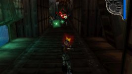 Das Bild zeigt eine Szene aus einem Videospiel, das in einer dunklen Umgebung spielt. Im Mittelpunkt steht ein Charakter, der mit einer Waffe zielt und bereit ist, zu schießen. Die Umgebung ist von einer industriellen Atmosphäre geprägt, mit Anzeichen von Schäden und einer grünen Beleuchtung, die eine stimmungsvolle Kulisse schafft. Im Hintergrund sind weitere Charaktere und visuelle Effekte zu sehen, die auf Action und Spannung hindeuten. Es vermittelt ein Gefühl von Dramatik und Nervenkitzel, typisch für Shooter-Spiele aus der Zeit der PlayStation 1. Das Bild zeigt eine Szene aus einem Videospiel, das in einer dunklen Umgebung spielt. Im Mittelpunkt steht ein Charakter, der mit einer Waffe zielt und bereit ist, zu schießen. Die Umgebung ist von einer industriellen Atmosphäre geprägt, mit Anzeichen von Schäden und einer grünen Beleuchtung, die eine stimmungsvolle Kulisse schafft. Im Hintergrund sind weitere Charaktere und visuelle Effekte zu sehen, die auf Action und Spannung hindeuten. Es vermittelt ein Gefühl von Dramatik und Nervenkitzel, typisch für Shooter-Spiele aus der Zeit der PlayStation 1.