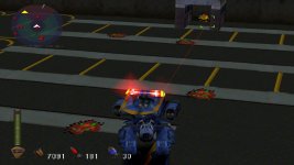 Das Bild zeigt ein Action-Szenario aus einem Videospiel, in dem der Spieler ein gepanzertes Fahrzeug steuert, das eine Polizei-ähnliche Einheit darstellt. Der Fahrzeughöhepunkt ist mit blinkenden Lichtern ausgestattet und hat ein futuristisches Design. Im Hintergrund sind Parkflächen zu sehen, und der Spieler sieht sich einer Bedrohung gegenüber, die durch ein Zielsystem angezeigt wird. Die Grafik ist im typischen Stil der späten 90er Jahre gehalten, was auf ein Spiel aus der PlayStation 1 Ära hinweist. Die Szenerie verspricht spannende Action und ein Gefühl von Dramatik. Das Bild zeigt ein Action-Szenario aus einem Videospiel, in dem der Spieler ein gepanzertes Fahrzeug steuert, das eine Polizei-ähnliche Einheit darstellt. Der Fahrzeughöhepunkt ist mit blinkenden Lichtern ausgestattet und hat ein futuristisches Design. Im Hintergrund sind Parkflächen zu sehen, und der Spieler sieht sich einer Bedrohung gegenüber, die durch ein Zielsystem angezeigt wird. Die Grafik ist im typischen Stil der späten 90er Jahre gehalten, was auf ein Spiel aus der PlayStation 1 Ära hinweist. Die Szenerie verspricht spannende Action und ein Gefühl von Dramatik.