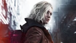 Das Bild zeigt eine blonde Figur mit kurvenreichen Haaren, die in einem urbanen Umfeld zu stehen scheint. Der Ausdruck auf ihrem Gesicht wirkt nachdenklich und entschlossen. Sie trägt eine Jacke und hat einen Rucksack auf dem Rücken. Die Umgebung wirkt düster und mysteriös, mit unscharfen Elementen im Hintergrund, die einen Hauch von Spannung erzeugen. Das Bild vermittelt eine Atmosphäre von Abenteuer und Erkundung. Das Bild zeigt eine blonde Figur mit kurvenreichen Haaren, die in einem urbanen Umfeld zu stehen scheint. Der Ausdruck auf ihrem Gesicht wirkt nachdenklich und entschlossen. Sie trägt eine Jacke und hat einen Rucksack auf dem Rücken. Die Umgebung wirkt düster und mysteriös, mit unscharfen Elementen im Hintergrund, die einen Hauch von Spannung erzeugen. Das Bild vermittelt eine Atmosphäre von Abenteuer und Erkundung.