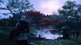 Das Bild zeigt eine beeindruckende Landschaft, in der ein Krieger in traditioneller Rüstung steht und auf eine ruhige Szene blickt. Der Himmel ist leicht bewölkt und trägt einen sanften farblichen Verlauf von Blau zu Lila, während der Wind durch die Bäume weht. Im Vordergrund sind kräftige rote Ahornblätter zu sehen, die einen schönen Kontrast zur grünen Vegetation bilden. Am Boden ist ein ruhiges Gewässer, das in der mit Nebel gefüllten Umgebung reflektiert. Der Krieger wirkt nachdenklich und in einer meditativen Haltung, was auf eine friedliche, aber auch mystische Atmosphäre hinweist.