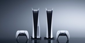 Das Bild zeigt zwei PS5 Konsolen in vertikaler Ausrichtung, eine größere und eine kleinere, nebeneinander platziert. Dazu sind zwei Controller zu sehen, ein weißer und ein schwarzer, die neben den Konsolen liegen. Der Hintergrund ist dezent und schlicht, wodurch die Konsolen und Controller in den Fokus rücken. Die gesamte Präsentation vermittelt ein modernes und elegantes Design, das die technische Raffinesse der PlayStation 5 unterstreicht. Das Bild zeigt zwei PS5 Konsolen in vertikaler Ausrichtung, eine größere und eine kleinere, nebeneinander platziert. Dazu sind zwei Controller zu sehen, ein weißer und ein schwarzer, die neben den Konsolen liegen. Der Hintergrund ist dezent und schlicht, wodurch die Konsolen und Controller in den Fokus rücken. Die gesamte Präsentation vermittelt ein modernes und elegantes Design, das die technische Raffinesse der PlayStation 5 unterstreicht.