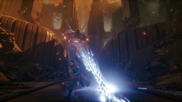 Das Bild zeigt eine actionreiche Szene aus einem futuristischen Spiel. Im Vordergrund sieht man einen Charakter, der sich entschlossen nach vorne bewegt und dabei eine große Waffe hält. Um ihn herum entfaltet sich eine beeindruckende Umgebung, die mit komplexen Strukturen und Lichtstrahlen gefüllt ist. Der Hintergrund wird von futuristischen architektonischen Elementen und mechanischen Einheiten dominiert, die eine düstere und spannende Atmosphäre schaffen. Die visuelle Darstellung vermittelt ein Gefühl von Bewegung und Intensität, was auf ein aufregendes Gameplay hindeutet. Das Bild zeigt eine actionreiche Szene aus einem futuristischen Spiel. Im Vordergrund sieht man einen Charakter, der sich entschlossen nach vorne bewegt und dabei eine große Waffe hält. Um ihn herum entfaltet sich eine beeindruckende Umgebung, die mit komplexen Strukturen und Lichtstrahlen gefüllt ist. Der Hintergrund wird von futuristischen architektonischen Elementen und mechanischen Einheiten dominiert, die eine düstere und spannende Atmosphäre schaffen. Die visuelle Darstellung vermittelt ein Gefühl von Bewegung und Intensität, was auf ein aufregendes Gameplay hindeutet.