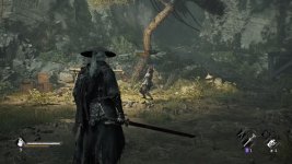 Das Bild zeigt eine Szene aus einem Action-Adventure-Spiel. Im Vordergrund steht ein Charakter in dunkler Rüstung und mit einem langen, scharfen Schwert. Der Charakter trägt einen Hut, der ihn geheimnisvoll erscheinen lässt. Im Hintergrund ist eine weitere Figur erkennbar, die scheinbar in einem Kampf oder einer Auseinandersetzung verwickelt ist. Die Umgebung ist von dichten Bäumen und Pflanzen geprägt, was eine spannende und atmosphärische Kulisse schafft. Die Grafik wirkt detailliert und lebendig, was auf die technische Leistungsfähigkeit der Plattform hinweist. Das Bild zeigt eine Szene aus einem Action-Adventure-Spiel. Im Vordergrund steht ein Charakter in dunkler Rüstung und mit einem langen, scharfen Schwert. Der Charakter trägt einen Hut, der ihn geheimnisvoll erscheinen lässt. Im Hintergrund ist eine weitere Figur erkennbar, die scheinbar in einem Kampf oder einer Auseinandersetzung verwickelt ist. Die Umgebung ist von dichten Bäumen und Pflanzen geprägt, was eine spannende und atmosphärische Kulisse schafft. Die Grafik wirkt detailliert und lebendig, was auf die technische Leistungsfähigkeit der Plattform hinweist.