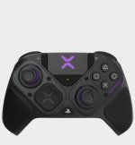 Das Bild zeigt einen modernen Wireless-Controller für die PlayStation 5. Der Controller hat ein elegantes, schwarzes Design mit ergonomischen Griffen und auffälligen, leuchtenden Akzenten in Lila. Die Tasten sind strategisch angeordnet, wobei bekannte Symbole für verschiedene Funktionen deutlich sichtbar sind. Der Controller wirkt robust und ist für Gamer konzipiert, die Wert auf Anpassungsfähigkeit und Komfort legen. Insgesamt vermittelt das Bild einen Eindruck von hochwertiger Technologie, die das Spielerlebnis verbessern möchte.