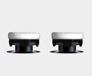 Das Bild zeigt zwei optimierte Thumbsticks für einen Gamecontroller. Die Thumbsticks haben eine runde Form mit einer glatten Oberseite und einem stabilen Kunststoffunterbau, der ihnen Halt gibt. Sie sind in einem minimalistischen Design gehalten, mit einer weißen Oberseite und einem schwarzen Rand, der sich harmonisch in die Farbgebung eines modernen Controllers einfügt. Diese Zubehörteile sind darauf ausgelegt, die Steuerung und Präzision beim Spielen zu verbessern.