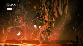 Das Bild zeigt eine Szene aus dem Spiel Hollow Knight: Silksong. In einem düsteren, leuchtend rot-orange gefärbten Umfeld sieht man eine charmante Spielfigur mit einem spitzen Kopf und einer roten Robe, die anscheinend auf einen großen Gegner trifft. Der Gegner wirkt bedrohlich und hat eine glänzende, ovalformige Körperstruktur mit gefährlichen Stacheln. Im Hintergrund sind leuchtende Partikel zu sehen, die der Szenerie eine dynamische Atmosphäre verleihen. Die Komposition vermittelt ein Gefühl von Spannung und Action, das typisch für das Gameplay des Spiels ist.