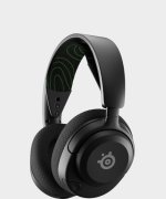 Das Bild zeigt ein schwarzes Gaming-Headset mit einem minimalistischen, modernen Design. Die Ohrmuscheln sind groß und gepolstert, was auf Komfort hinweist. Der Kopfbügel hat eine textile Beschichtung und eine grüne Innenstruktur, die für zusätzlichen Style sorgt. Das Headset ist kabellos und scheint für Gamer geeignet zu sein, die Wert auf hochwertige Klangerlebnisse legen. Es könnte zum Beispiel für die Nutzung mit Konsolen oder PCs gedacht sein, um immersive Sounds beim Spielen zu erleben.