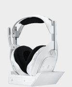 Das Bild zeigt ein modernes, kabelloses Headset in einem eleganten, weißen Design. Es ist auf einer Ladestation platziert, die ebenfalls in Weiß gehalten ist. Die Ohrmuscheln sind mit weichem schwarzem Material ausgekleidet, was auf eine hohe Komfortfähigkeit hinweist. Die Konstruktion des Headsets wirkt robust und futuristisch, mit einem Mittelteil, das an eine Art mechanische Unterstützung erinnert. Insgesamt vermittelt das Bild einen Eindruck von hochwertiger Technik, ideal für zukunftsorientierte Nutzer, die Wert auf Soundqualität und Komfort legen.