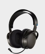 Das Bild zeigt ein modernes, kabelloses Gaming-Headset in einem eleganten schwarzen Design. Das Headset hat große, ovale Ohrmuscheln, die mit weichem Material versehen sind, um hohen Tragekomfort zu gewährleisten. Der Kopfbandbügel ist leicht und flexibel, was eine individuelle Anpassung ermöglicht. An der linken Ohrmuschel befindet sich ein Mikrofon, das für klare Sprachübertragungen sorgt. Insgesamt vermittelt das Headset einen hochwertigen Eindruck und ist anscheinend für den Einsatz beim Gaming optimiert.