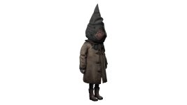 Das Bild zeigt eine düstere Charakterfigur in einem langen, abgetragenen Mäntelchen. Der Kopf ist von einem sackartigen, nach oben spitz zulaufenden Material mit einem Stofffetzen bedeckt, der teilweise das Gesicht verbirgt. Die Schuhe sind aus braunem Leder und zeigen Gebrauchsspuren. Diese Darstellung vermittelt eine unheimliche Atmosphäre und verstärkt den Eindruck einer düsteren, bedrückenden Welt. Die Figur strahlt ein Gefühl von Lostheit und Vulnerabilität aus, passend zu einem tiefgründigen Horrorerlebnis.