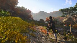Das Bild zeigt eine beeindruckende Landschaft in lebhaften Farben, die durch den Herbstzauber geprägt ist. Auf der linken Seite steht üppig grünes Gras, das sanft im Licht schimmert. Rechts im Bild läuft eine Figur, bekleidet mit dunkler Kleidung und einem Schwert, in Richtung eines klassischen japanischen Hauses, das Teil der Szenerie ist. Im Hintergrund sind sanfte Hügel und Bäume zu sehen, deren Blätter in warmen Herbsttönen leuchten. Der Himmel ist klar mit strahlendem Licht, was eine Atmosphäre der Erkundung und Abenteuer vermittelt. Das Bild zeigt eine beeindruckende Landschaft in lebhaften Farben, die durch den Herbstzauber geprägt ist. Auf der linken Seite steht üppig grünes Gras, das sanft im Licht schimmert. Rechts im Bild läuft eine Figur, bekleidet mit dunkler Kleidung und einem Schwert, in Richtung eines klassischen japanischen Hauses, das Teil der Szenerie ist. Im Hintergrund sind sanfte Hügel und Bäume zu sehen, deren Blätter in warmen Herbsttönen leuchten. Der Himmel ist klar mit strahlendem Licht, was eine Atmosphäre der Erkundung und Abenteuer vermittelt.