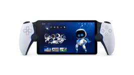 Das Bild zeigt ein Handheld-Gerät namens PlayStation Portal, das eine Kombination aus Bildschirm und Controllern darstellt. Der rechte Teil des Geräts besitzt die typischen Steuerknöpfe eines PlayStation Controllers, während der Bildschirm in der Mitte eine benutzerfreundliche Oberfläche anzeigt, die Spiele und Medien verfügbar macht. Das Design des Geräts ist modern, mit einem weißen und schwarzen Farbkontrast, der an die aktuelle PlayStation-Ästhetik angelehnt ist. Auf dem Bildschirm sind zudem einige grafische Elemente und Figuren zu sehen, die auf den spielerischen Inhalt hinweisen.