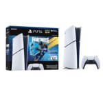 Das Bild zeigt ein PlayStation 5 Bundle, das mit dem beliebten Spiel Fortnite angeboten wird. Im Vordergrund sieht man die Konsole in einem stylischen Design, zusammen mit einem passenden Controller. Die Verpackung enthält lebendige Grafiken, die auf das Fortnite-Spiel und spezielle Inhalte hinweisen. Die Kombination aus Konsole, Spiel und exklusiven Extras macht dieses Bundle besonders attraktiv für Gaming-Fans, insbesondere für Fortnite-Enthusiasten.