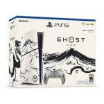 Das Bild zeigt eine Verpackung für das PS5-Bundle Ghost of Yotei. Die Verpackung hat ein ansprechendes Design, das eine künstlerische Darstellung eines Bergs und anderer grafischer Elemente umfasst. Auf der Vorderseite ist das Logo der PlayStation 5 sowie der Titel Ghost of Yotei deutlich sichtbar. Die Verpackung vermittelt den Eindruck von Exklusivität und Besonderheit, passend zu einer limitierten Edition. Es wird auch darauf hingewiesen, dass das Bundle eine PS5-Konsole, einen Controller und das Spiel enthält.