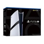 Das Bild zeigt die Verpackung einer PlayStation 5 Pro. Die Konsole wird prominent präsentiert, umgeben von stilvollen Grafiken und dem PlayStation-Logo. Die schwarze und weiße Farbgestaltung vermittelt einen modernen und eleganten Eindruck. Die Verpackung betont die technischen Highlights der Konsole, was das Interesse von Gamern weckt. Die gesamte Präsentation vermittelt die Aufregung und den Hype um die PlayStation-Produkte, insbesondere während des Black Friday Sales.