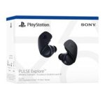 Das Bild zeigt die Verpackung der PlayStation Pulse Explore Wireless Earbuds. Die Ohrstöpsel sind in einem modernen, geschwungenen Design gehalten und in einer schlichten schwarzen Farbe präsentiert. Auf der Box sind das PlayStation-Logo und der Produktname klar sichtbar. Die Verpackung wirkt ansprechend und hochwertig, was auf die Premium-Qualität des Produkts hinweist. Die Darstellung vermittelt den Eindruck, dass es sich um ein erstklassiges Zubehörteil für die PlayStation handelt, das für ein verbessertes Spielerlebnis sorgt.