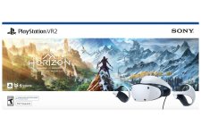 Das Bild zeigt die PlayStation VR2 in einer ansprechenden Verpackung, die zusammen mit dem Spiel Horizon Call of the Mountain präsentiert wird. Die Verpackung ist farbenfroh und zeigt eine beeindruckende Landschaft aus dem Spiel, die mit Bergen, Wasserfällen und futuristischen Kreaturen angereichert ist. In der Verpackung sind die VR-Brille und die dazugehörigen Controller deutlich sichtbar. Die Gesamtdarstellung vermittelt den Eindruck von Hochtechnologie und immersivem Gaming-Erlebnis. Die Schriftzüge auf der Verpackung heben den Namen des Spiels sowie die Marke PlayStation hervor, was die Vorfreude auf das VR-Abenteuer steigert.