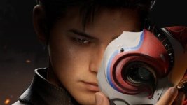 Auf dem Bild ist ein junger Mann zu sehen, der einen Teil eines kunstvoll gestalteten Maskengesichts in der Hand hält. Er hat einen intensiven Blick und scheint nachdenklich oder entschlossen zu sein. Die Maske selbst hat ein auffälliges Design, das Elemente von Farbe und Form kombiniert. Der Hintergrund ist dunkel, was den Fokus auf den Mann und die Maske verstärkt. Die gesamte Komposition strahlt eine geheimnisvolle und dramatische Atmosphäre aus, die zur Thematik von Action und Abenteuer passt.