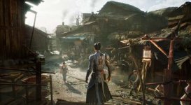 Das Bild zeigt eine belebte Stadtlandschaft, die traditionell ostasiatische und Steampunk-Elemente kombiniert. Im Vordergrund steht eine männliche Figur in einem stilisierten Outfit, die einem Weg folgt, der an handwerkliche Stände und belebte Gassen grenzt. Rundherum sind verschiedene Gebäude mit Strohdächern und industriellen Details zu sehen, während eine Gruppe von Personen in der Nähe beschäftigt scheint. Die Atmosphäre ist dynamisch, belebt und vermittelt das Gefühl einer lebendigen, interaktiven Welt.