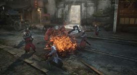 Das Bild zeigt eine dynamische Szene aus einem Steampunk-Setting. Im Vordergrund ist eine kämpferische Auseinandersetzung zu sehen, bei der ein Elementarzauber in Form von Feuer entfesselt wird. Eine Figur in traditioneller ostasiatischer Kleidung steht im Vordergrund, während mechanische Gegner in Form eines großen Roboters agieren. Im Hintergrund erkennt man eine neblige Stadt mit architektonischen Elementen, die sowohl östliche als auch industrielle Stile vereinen. Die Atmosphäre wirkt lebendig und actionreich, was die spannende Atmosphäre des Spiels unterstreicht.