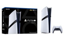 Das Bild zeigt die PlayStation 5 Pro in ihrer Verpackung, die modern und stylisch gestaltet ist. Die Konsole hat eine charakteristische weiße Farbenkombination mit schwarzen Akzenten. Neben der Konsole liegt der DualSense Controller, der für ein immersives Gaming-Erlebnis sorgt. Die Verpackung ist informativ und hebt die technischen Eckdaten wie 4K und HDR hervor. Insgesamt vermittelt das Bild einen Eindruck von High-Tech und Gaming-Ästhetik.